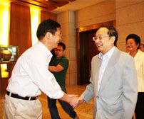 洁尔爽公司总经理商成杰欢迎十届全国人大常委会副委员长蒋正华指导工作。（2008）